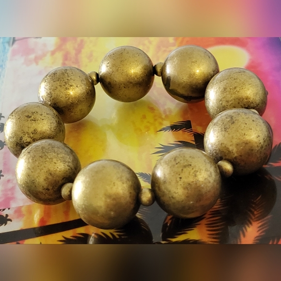 Chunky gold beaded stretch bracelet - Picture 1 of 6